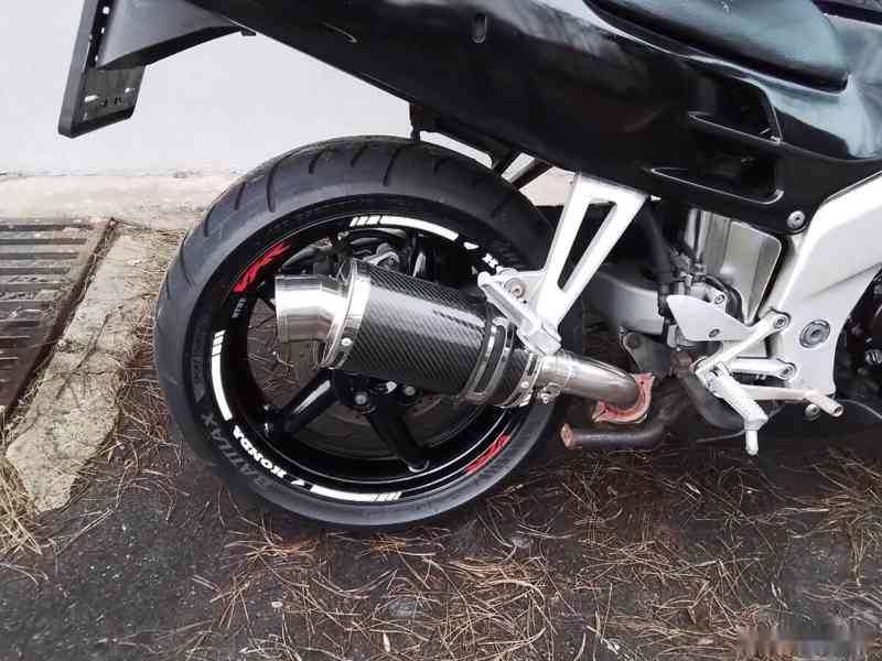 Honda VFR 750F - foto 3