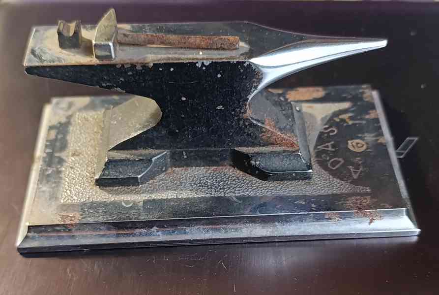 Retro stolní kovové těžítko kovadlina ADAST - foto 6