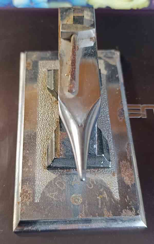 Retro stolní kovové těžítko kovadlina ADAST - foto 5