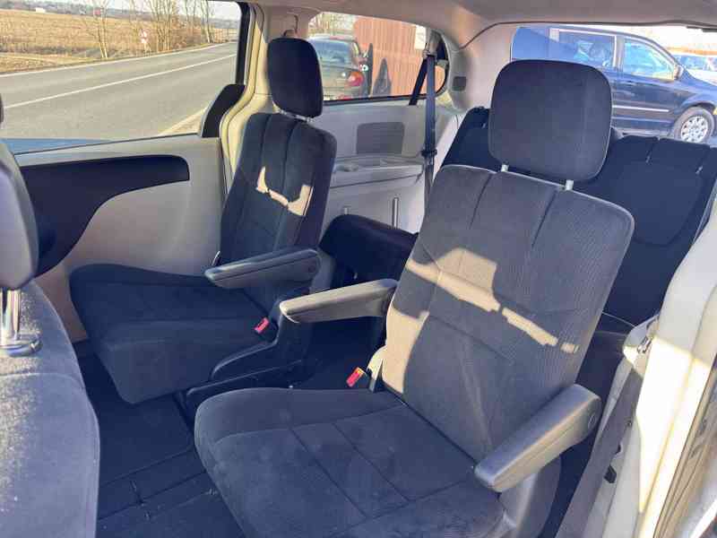 Chrysler Town Country 3,6 DVD, RT 2012 - foto 12