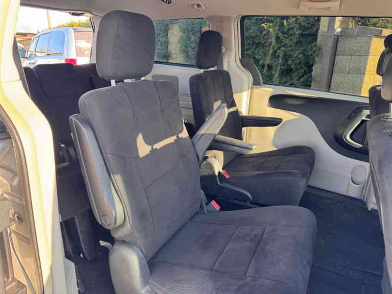 Chrysler Town Country 3,6 DVD, RT 2012 - foto 8
