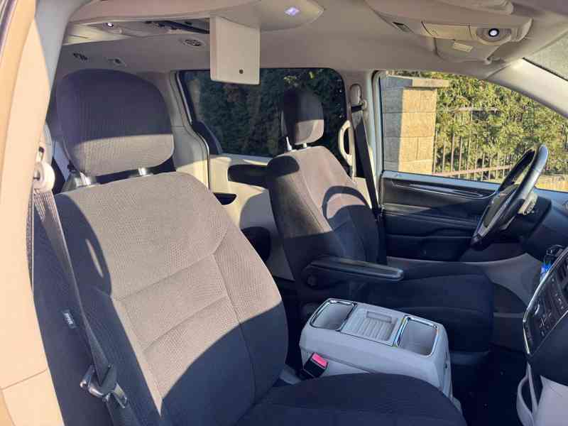 Chrysler Town Country 3,6 DVD, RT 2012 - foto 10