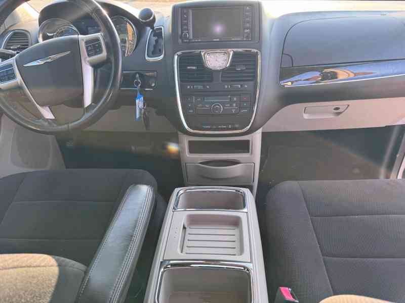 Chrysler Town Country 3,6 DVD, RT 2012 - foto 11