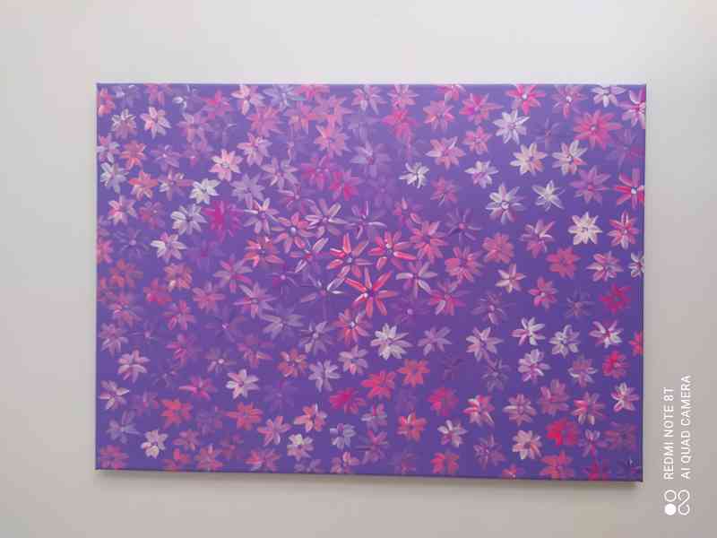 obraz růžovky na fialové akryl na plátně 70x50