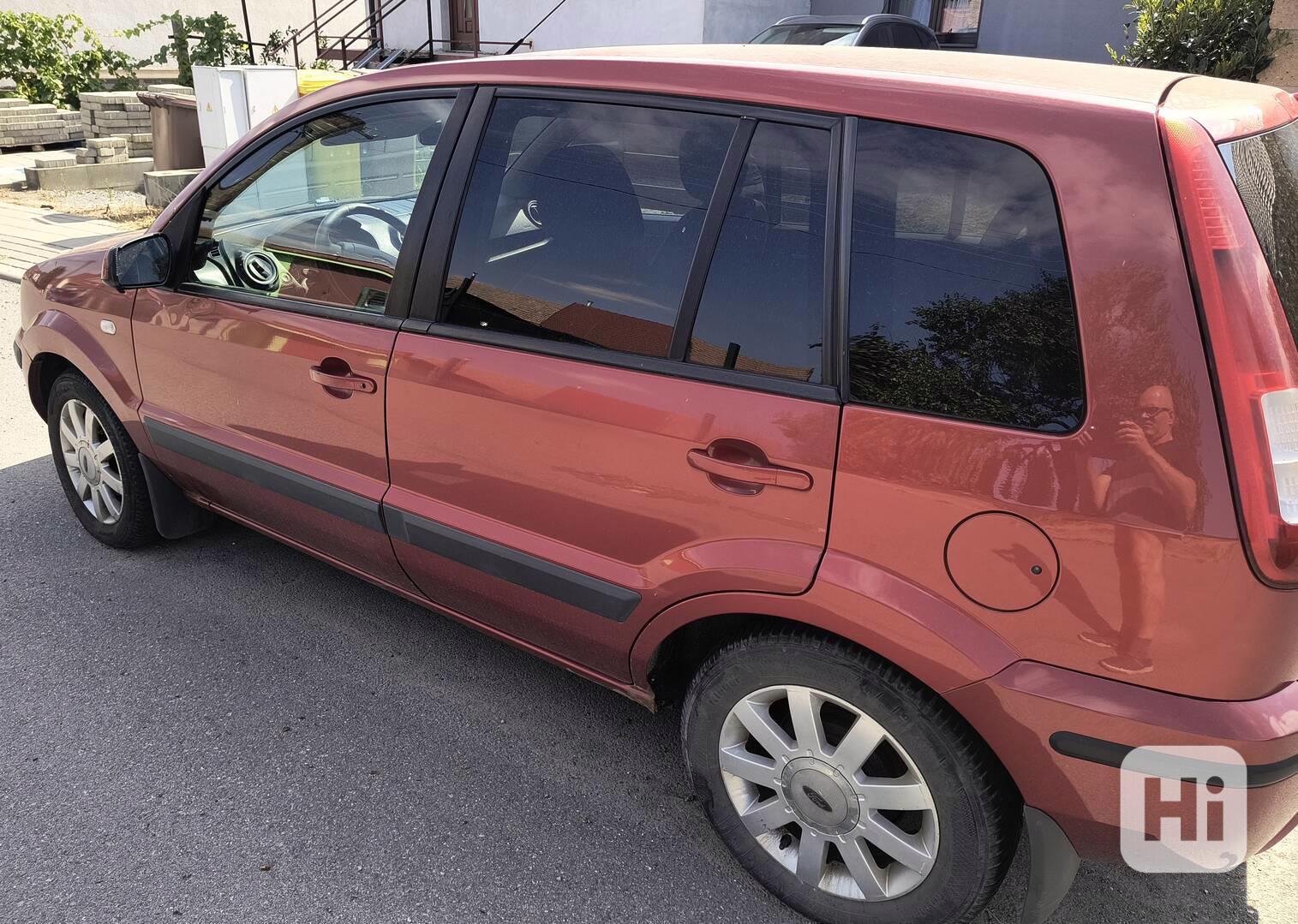 Automobil Ford - foto 1