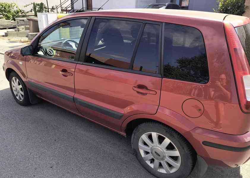 Automobil Ford - foto 1