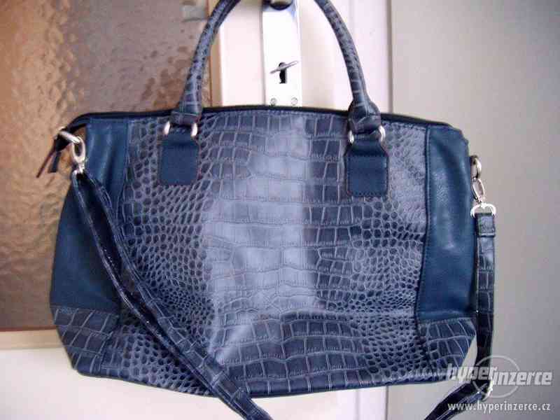 Tmavě modrá dámská taška (kabela) Carpisa - foto 7