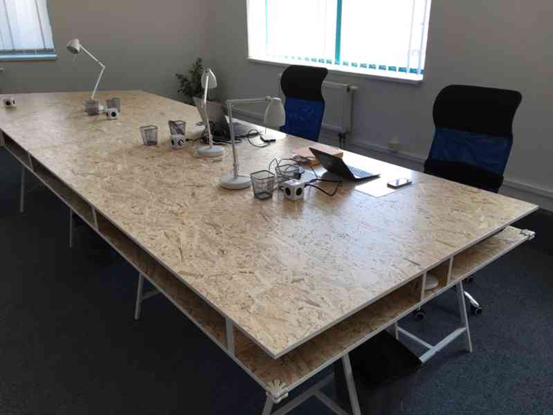 Designový stůl do jednací místnosti - foto 3