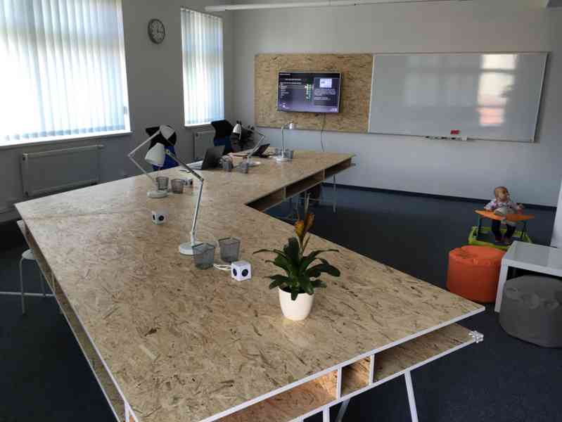 Designový stůl do jednací místnosti - foto 5