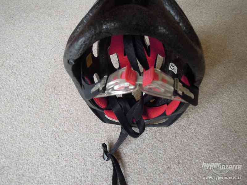 Cyklistická ochranná helma - foto 2