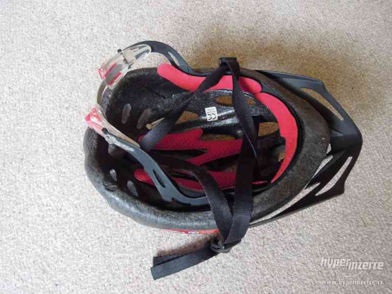 Cyklistická ochranná helma - foto 3