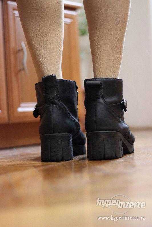 Elegantní černé kotníkové boty - foto 3