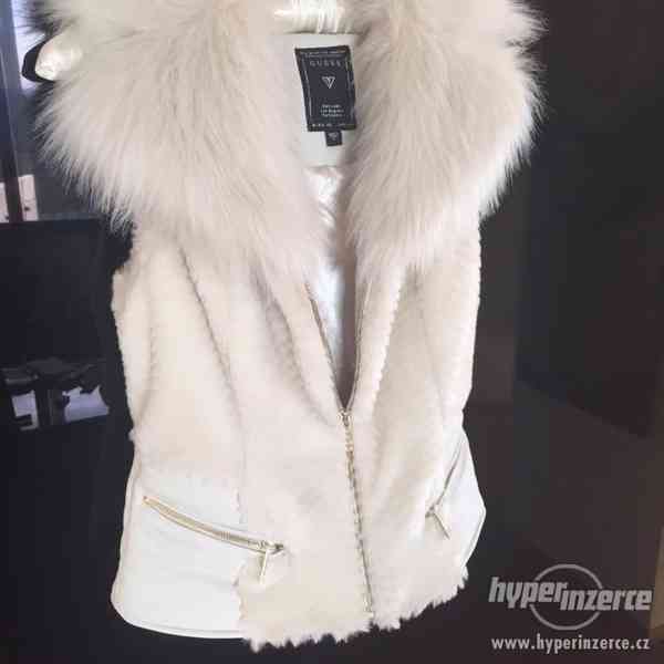 GUESS - krásná kožíšková vesta - foto 1