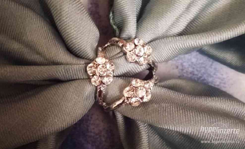 Spona je osázená drobnými krystaly na šátek nebo tenkou šálu - foto 1