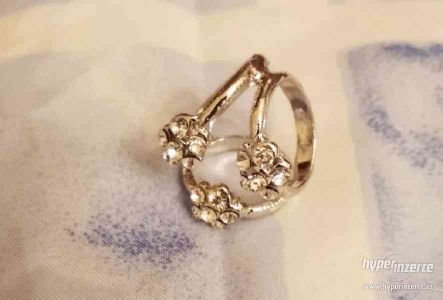 Spona je osázená drobnými krystaly na šátek nebo tenkou šálu - foto 2