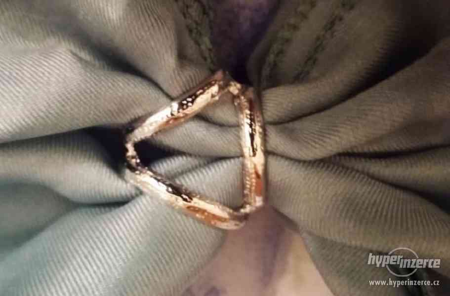 Spona je osázená drobnými krystaly na šátek nebo tenkou šálu - foto 3