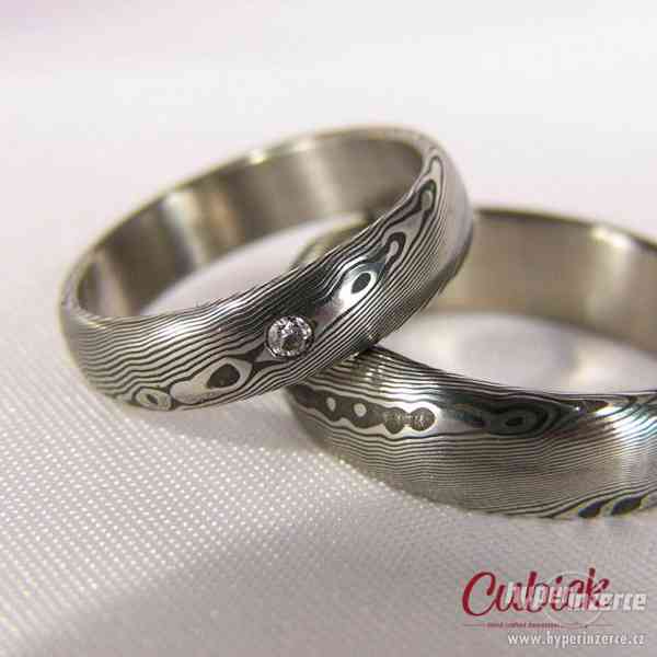 Snubní prsteny z damascénské oceli s diamantem - foto 3