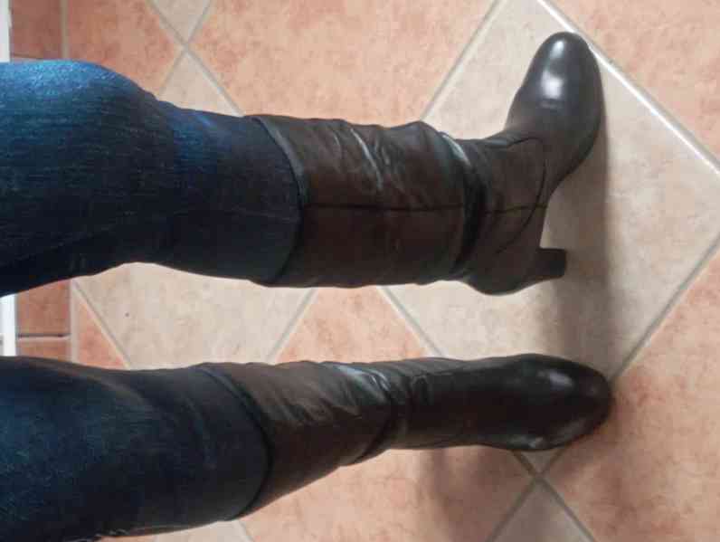 černé kožené kozačky vel. 39 - foto 2