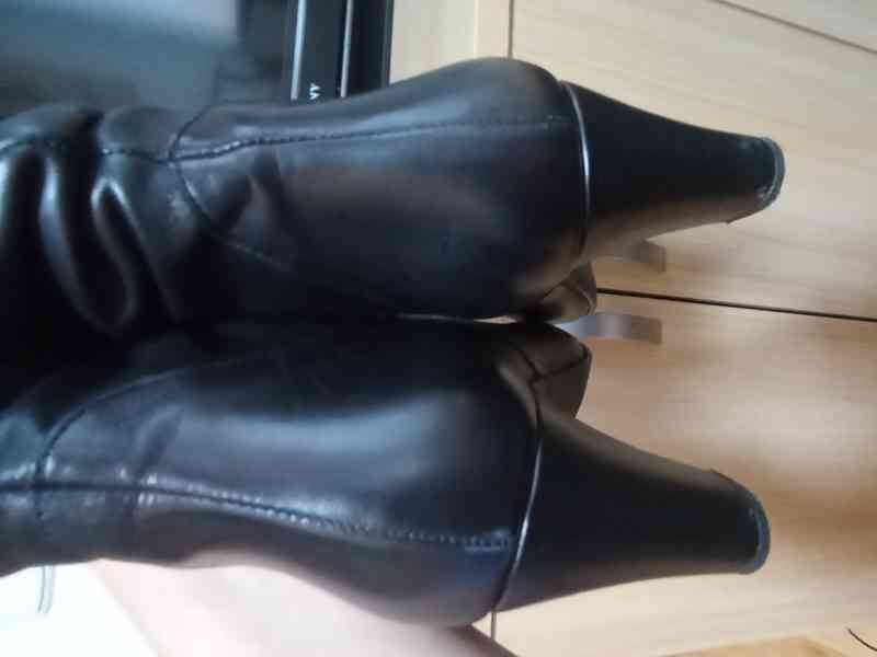 černé kožené kozačky vel. 39 - foto 5