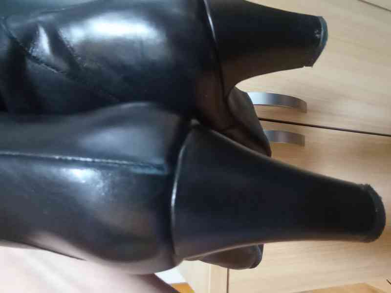 černé kožené kozačky vel. 39 - foto 4