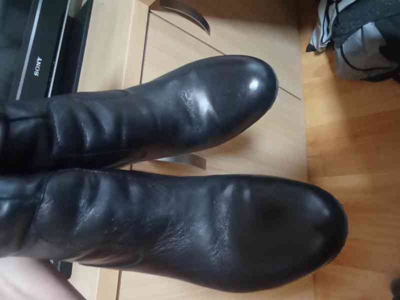 černé kožené kozačky vel. 39 - foto 6