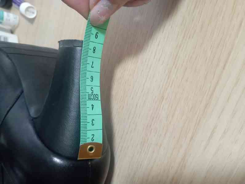 černé kožené kozačky vel. 39 - foto 9