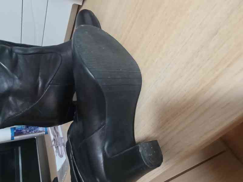 černé kožené kozačky vel. 39 - foto 8