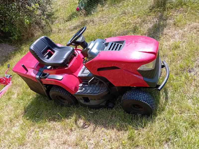 Prodám žací traktor Mountfield - foto 1