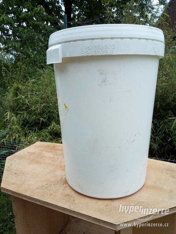 Plastové kbelíky, soudky, barely s víkem - foto 8
