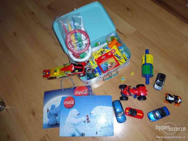 Kufřík + hračky - foto 2