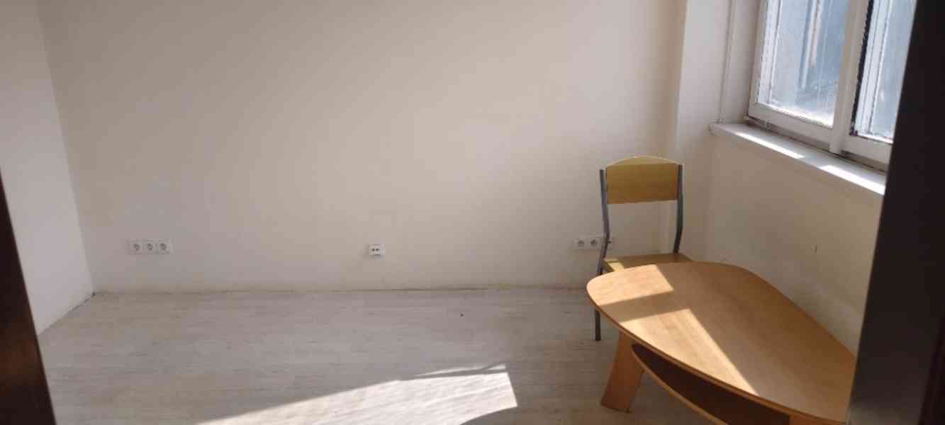 Dlouhodobě pronajmu garsoniéru za 5500 Kč v centru Ž. Brodu. - foto 2