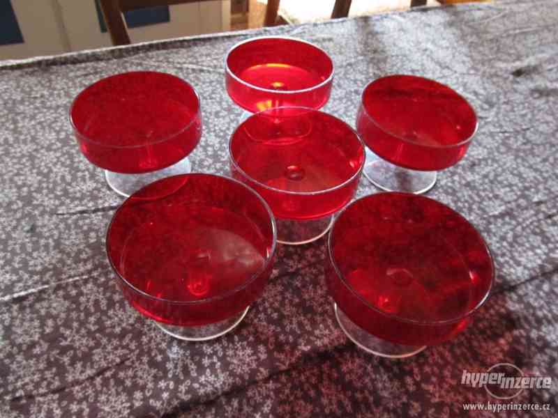 plastové červené poháry na nožičce, 70. léta