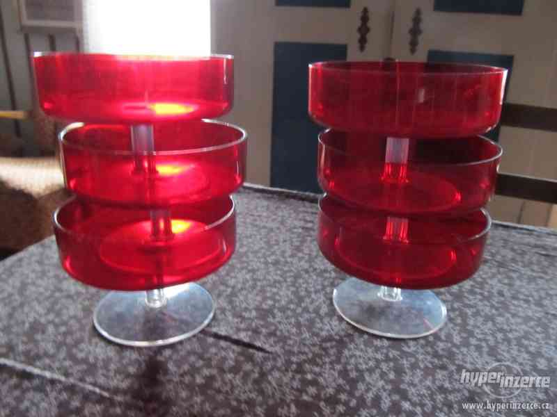 plastové červené poháry na nožičce, 70. léta - foto 2