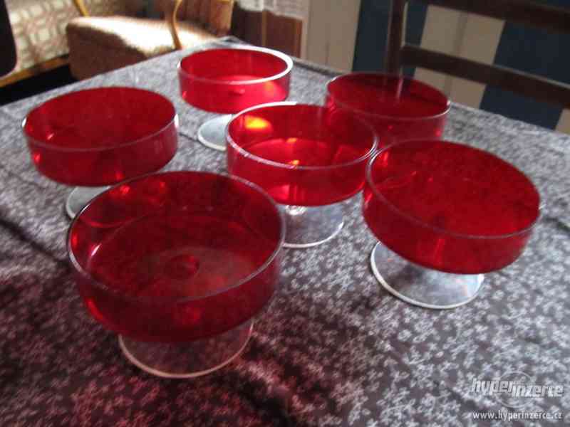 plastové červené poháry na nožičce, 70. léta - foto 4