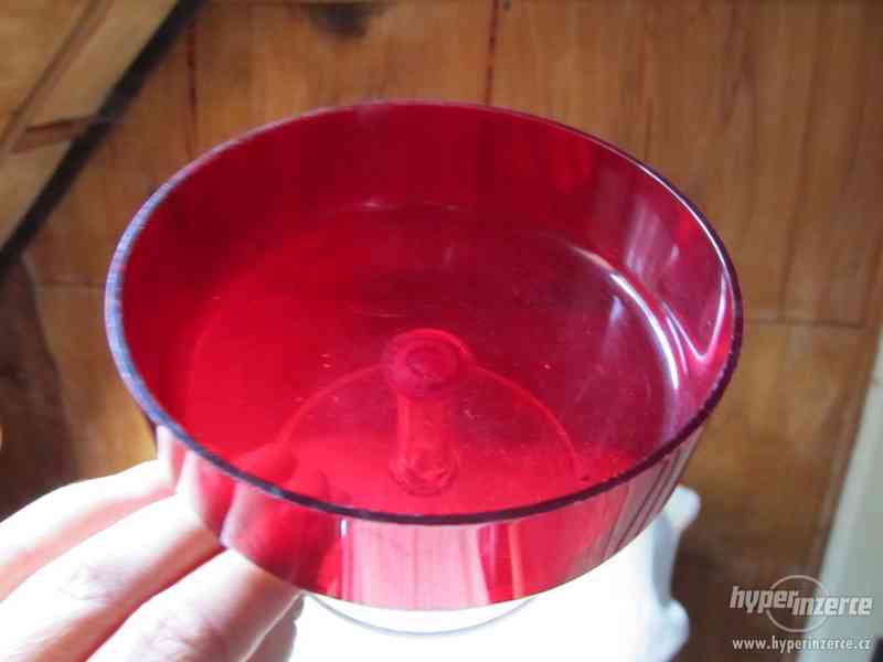 plastové červené poháry na nožičce, 70. léta - foto 5