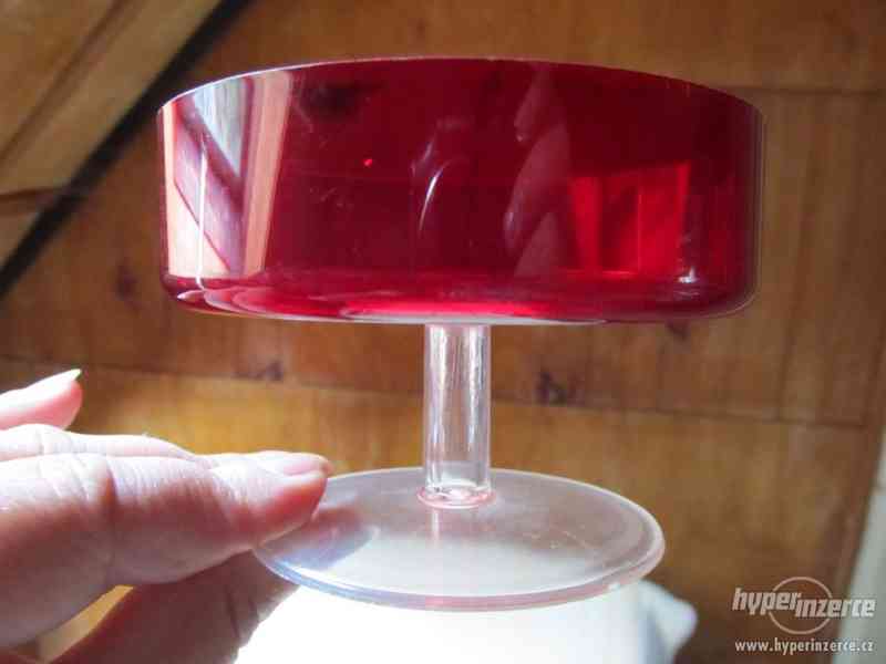 plastové červené poháry na nožičce, 70. léta - foto 6