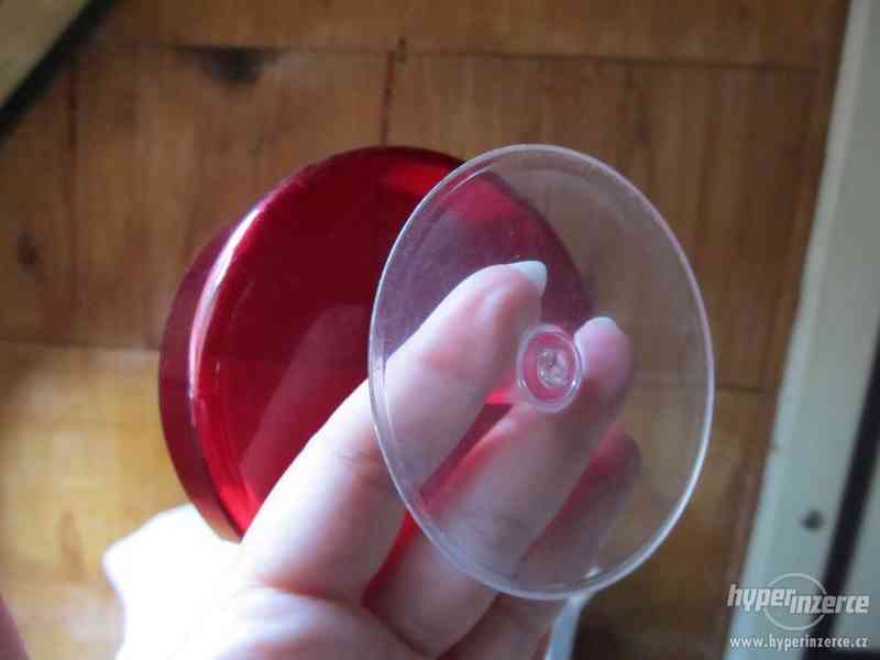 plastové červené poháry na nožičce, 70. léta - foto 7