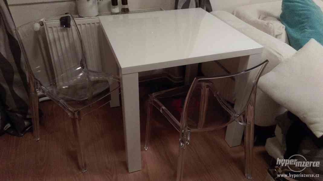 Jídelní stůl se dvěmi designovými židlemi - foto 1