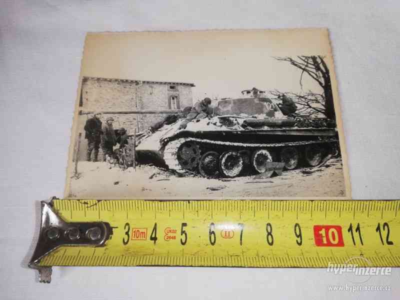 Tank s vojáky - fotografie z 2. světové války - foto 1