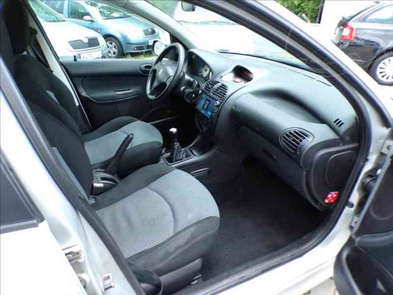 Peugeot 206 1,4 16V - foto 12