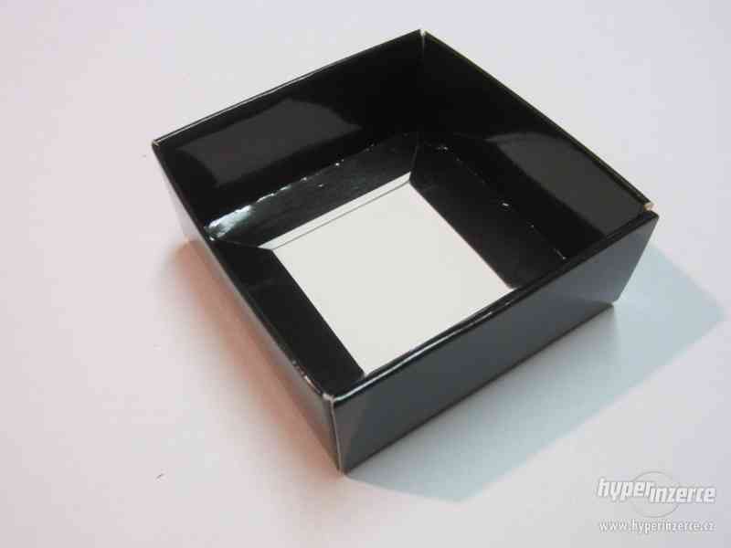 Papírová skládačka malé černé krabičky 8x8 cm. - foto 2