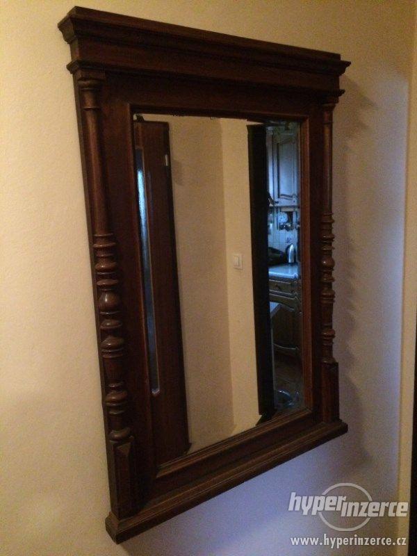 Velké dřevěné starožitné zrcadlo - foto 2