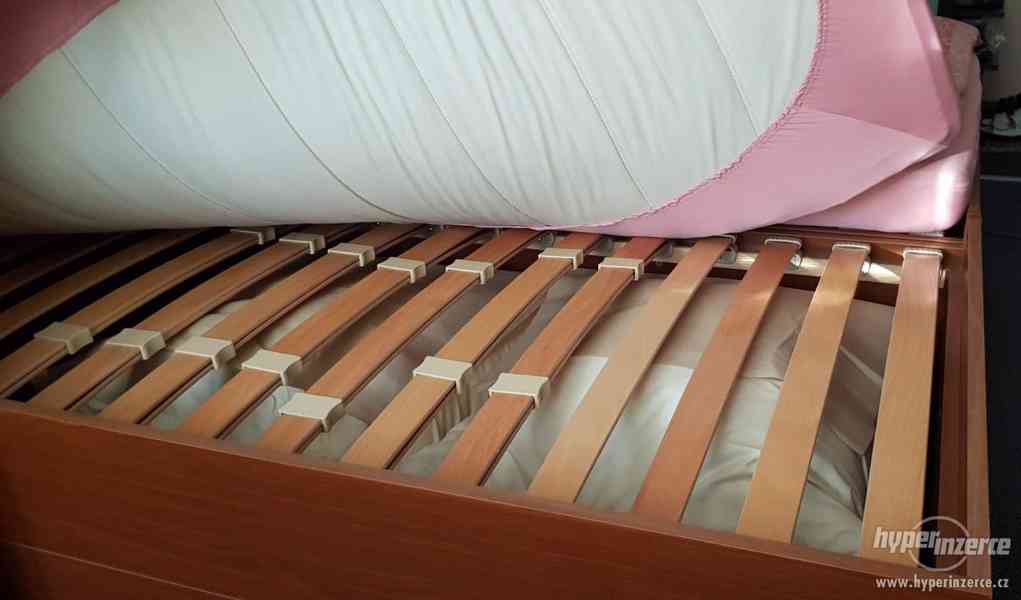 Ložnice postel matrace lamelové rošty, skříňka - foto 2
