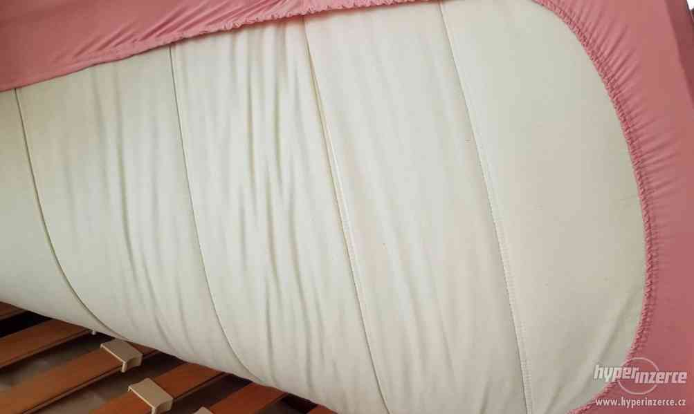 Ložnice postel matrace lamelové rošty, skříňka - foto 3
