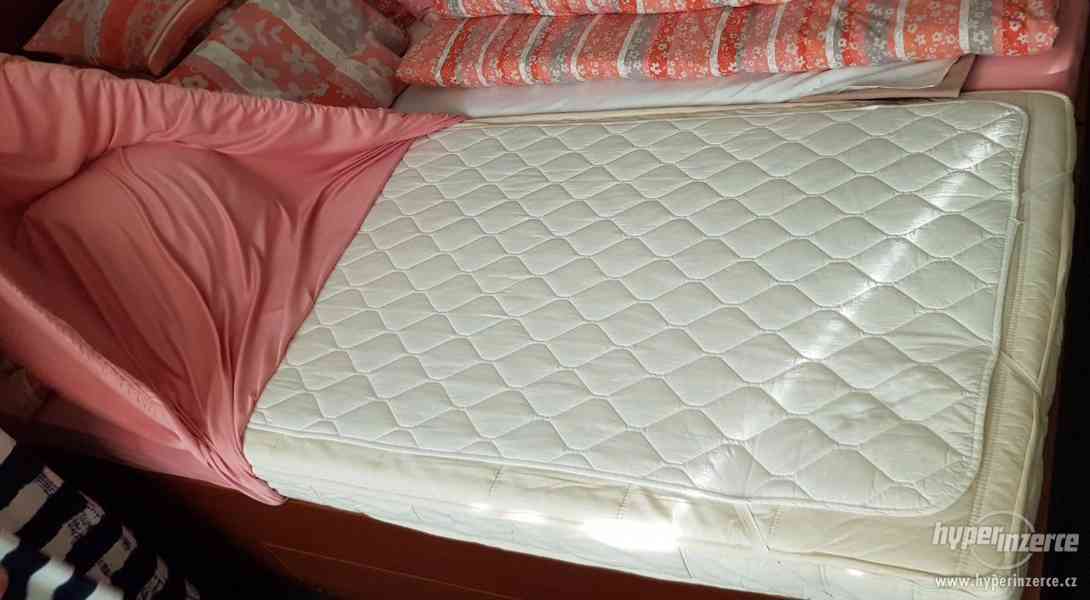 Ložnice postel matrace lamelové rošty, skříňka - foto 4