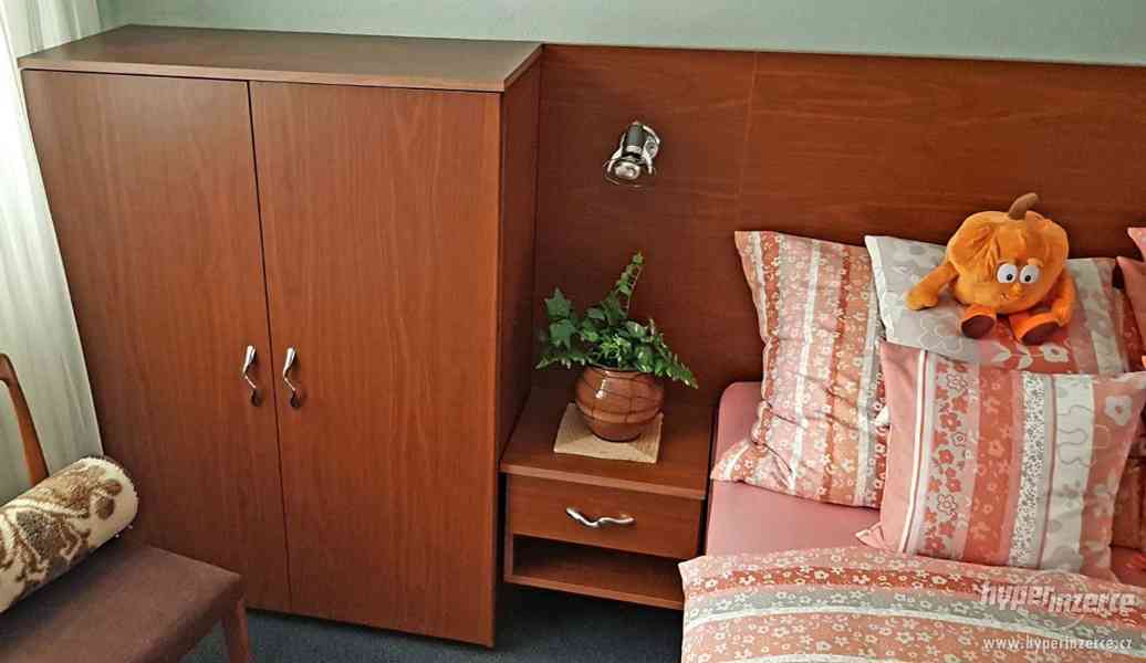Ložnice postel matrace lamelové rošty, skříňka - foto 11