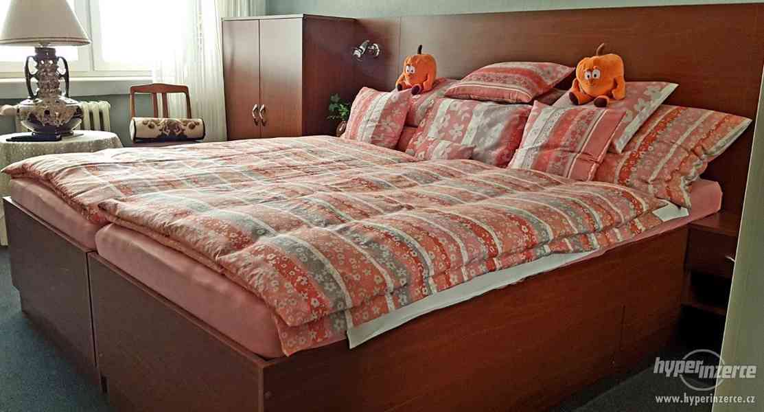 Ložnice postel matrace lamelové rošty, skříňka - foto 12