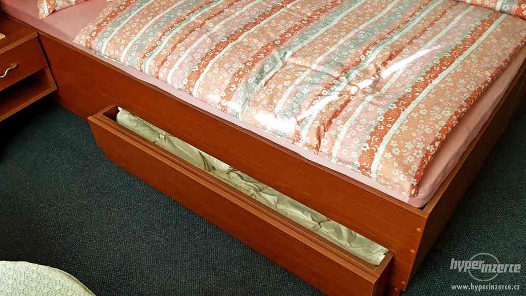 Ložnice postel matrace lamelové rošty, skříňka - foto 13