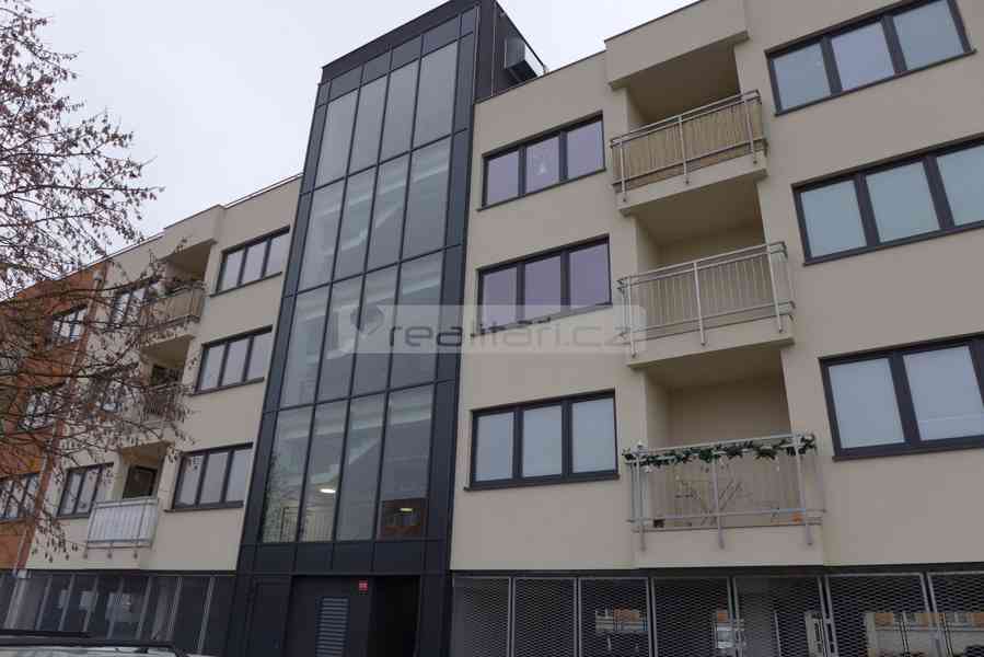 Pronájem novostavby bytu 2+kk s balkonem a garážovým stáním v Rokycanech - foto 10