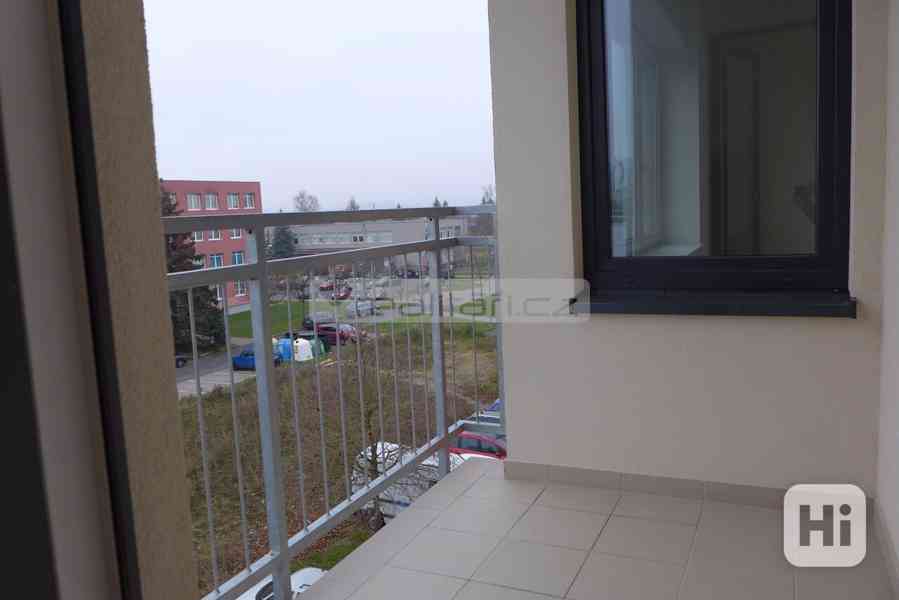 Pronájem novostavby bytu 2+kk s balkonem a garážovým stáním v Rokycanech - foto 5
